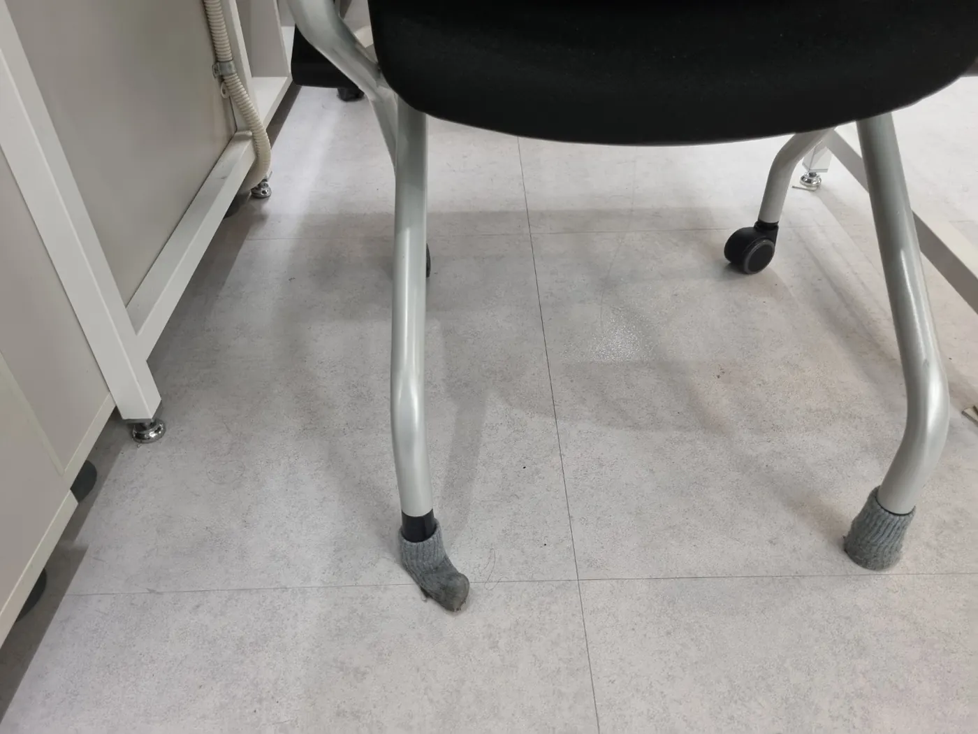 좌석 사이 바닥 — 강릉시 학원청소 현장