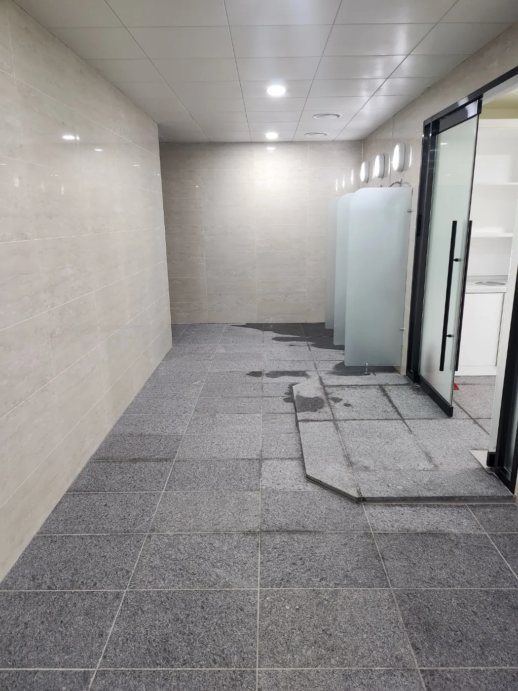 바닥 세정 — 철원군 목욕탕청소 현장