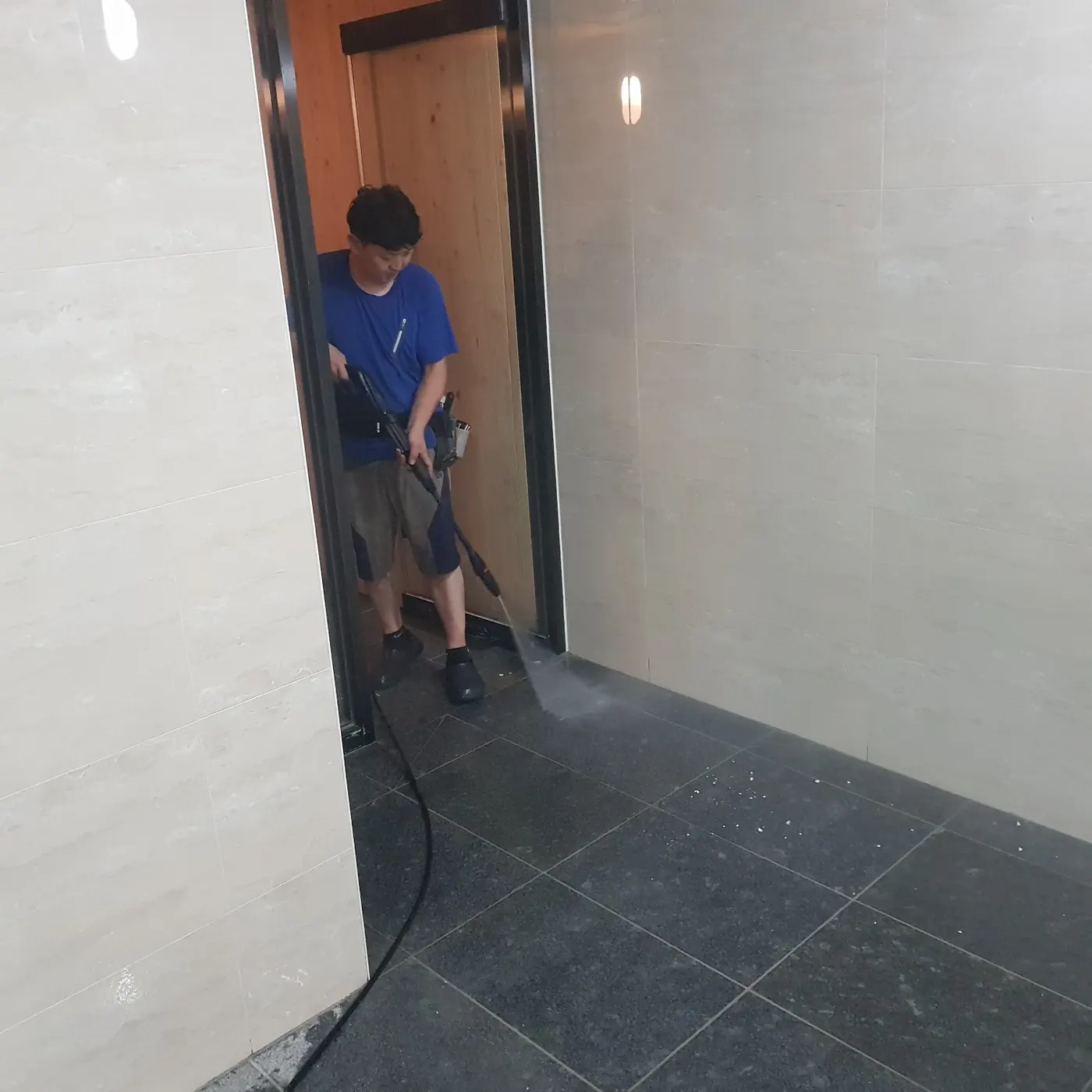고압 세척 — 춘천시 목욕탕청소 현장