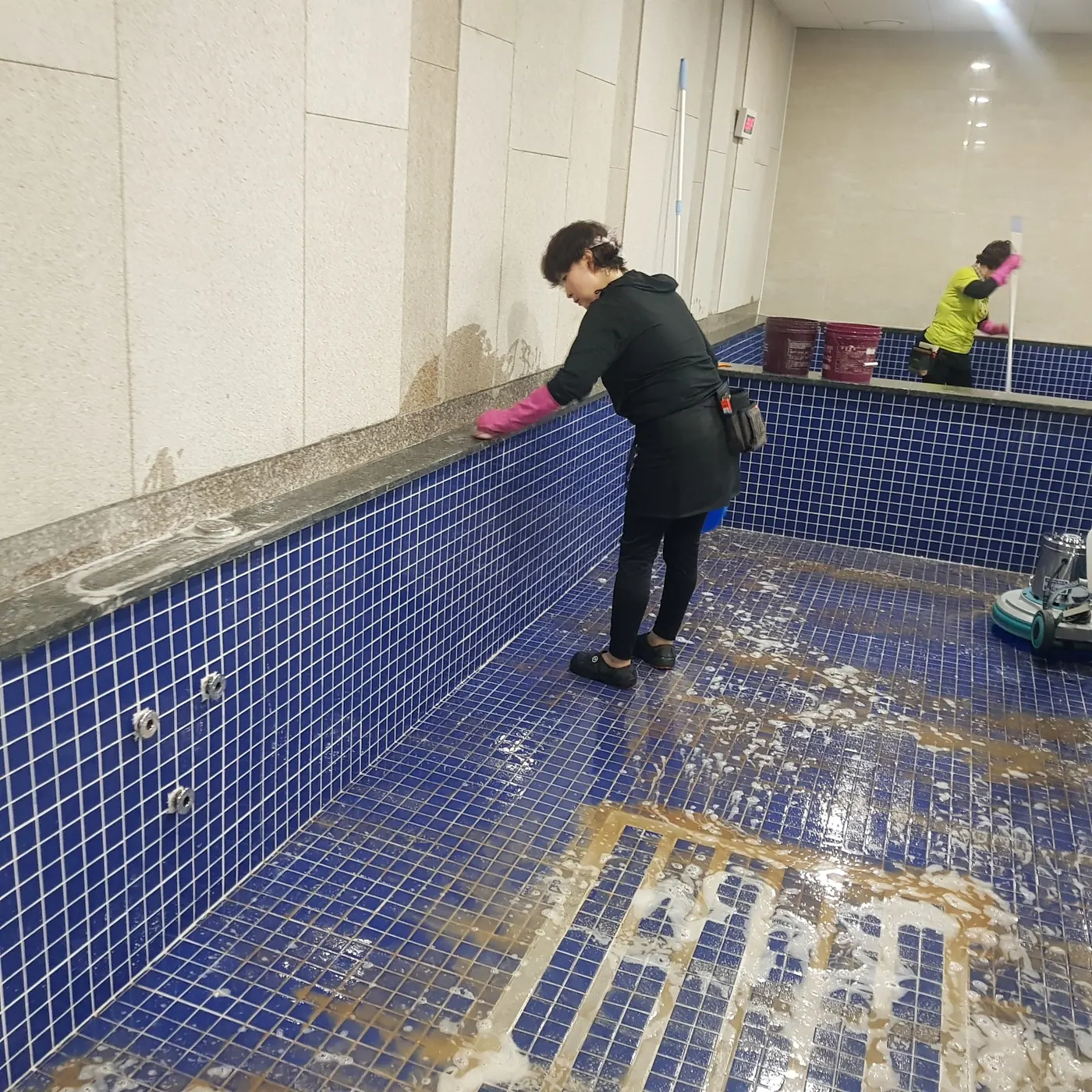 고성군 목욕탕청소 시공 현장 — 탕 내부 세정