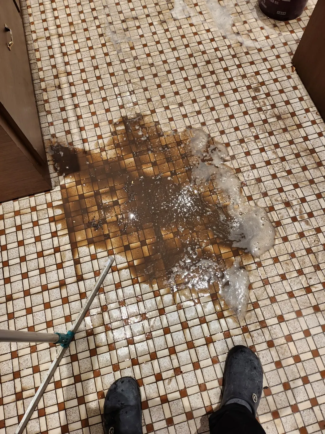바닥 얼룩 제거 — 태백시 카페청소 현장