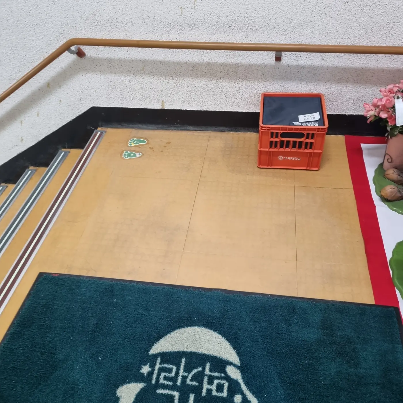 바닥 마감 상태 — 양구군 어린이집청소 현장