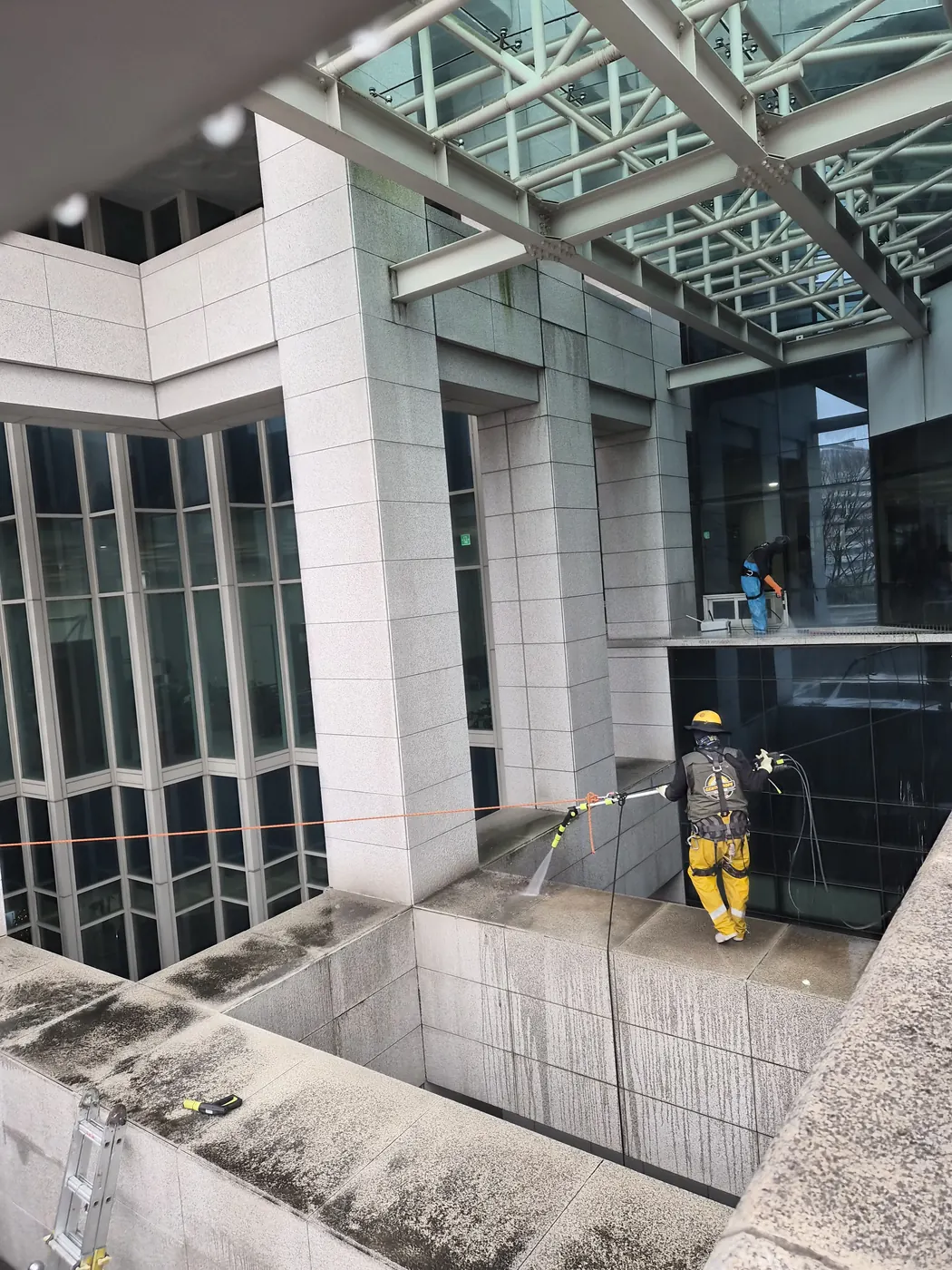 원주시 외벽청소 시공 현장 — 고압 세척