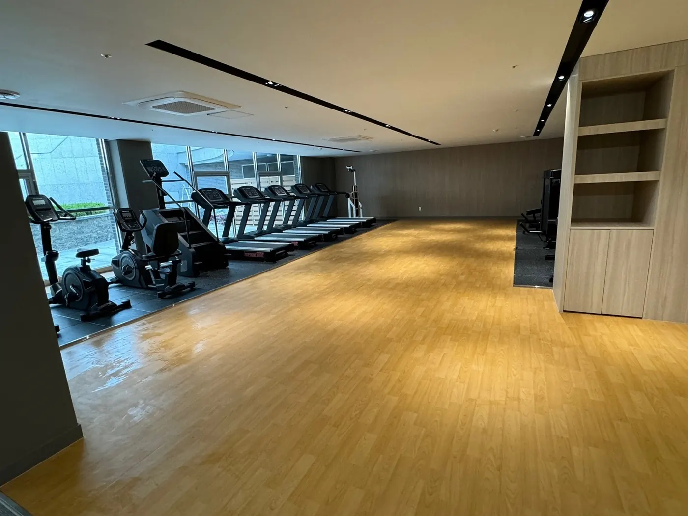 양구군 헬스장청소 시공 현장 — 머신존 정리