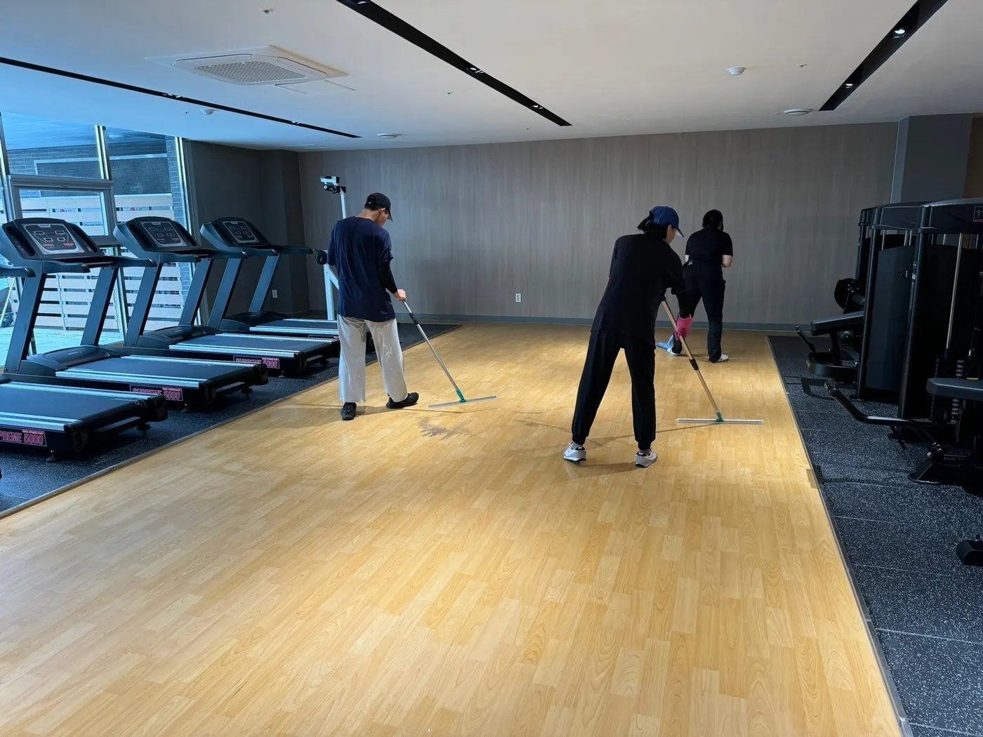 세정 진행 — 동해시 헬스장청소 현장