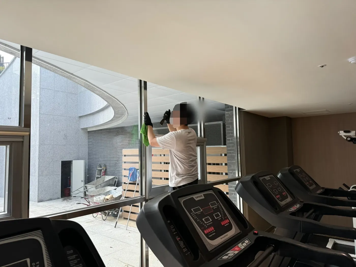 작업 진행 — 철원군 헬스장청소 현장