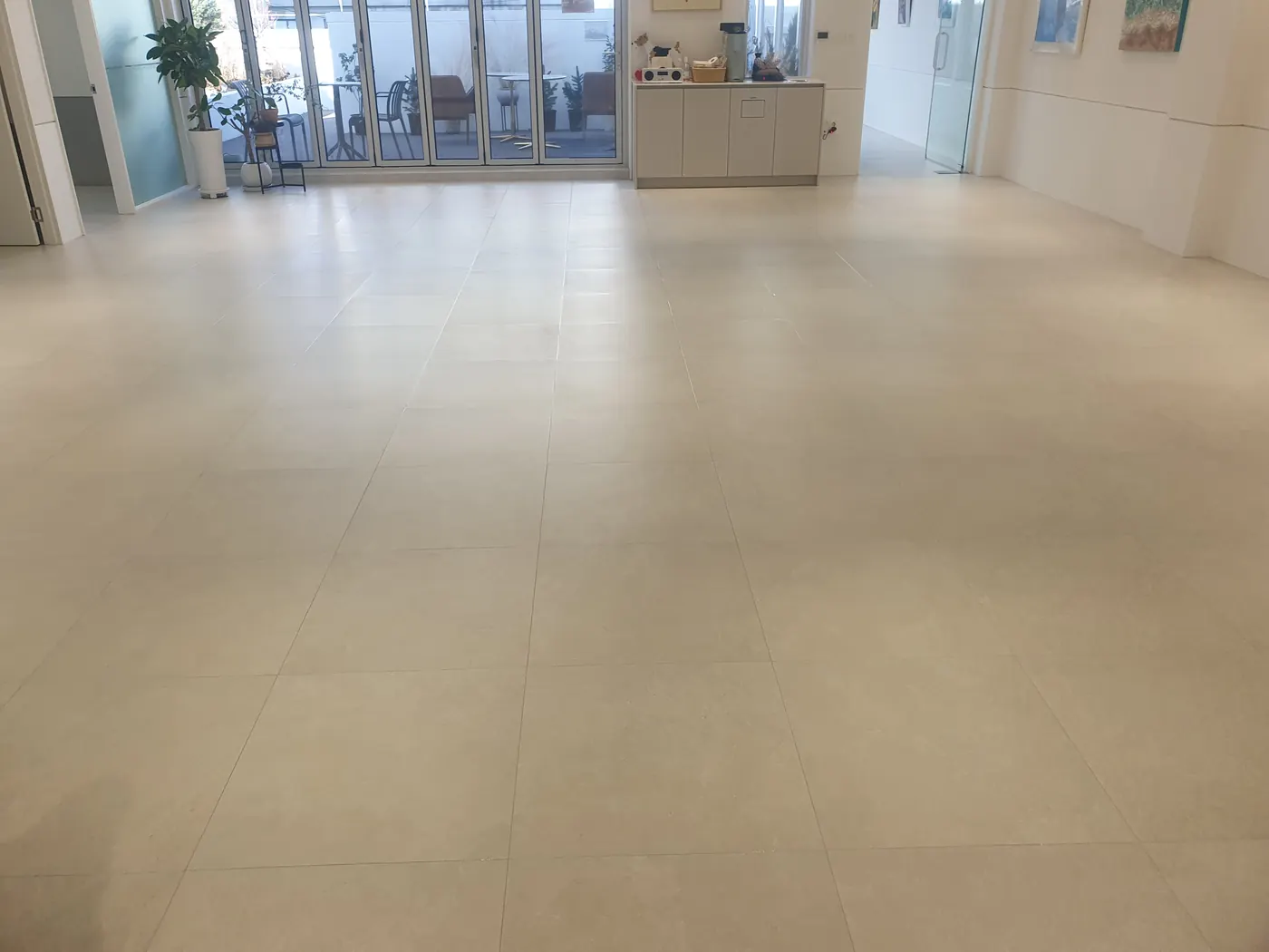 고성군 병원청소 시공 현장 — 접수 데스크 주변