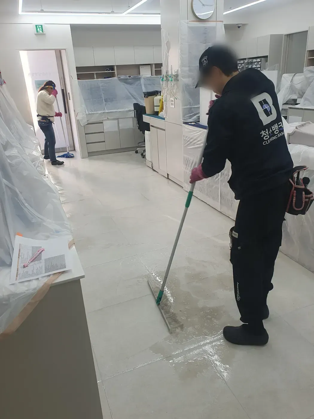 바닥 물걸레 마감 — 철원군 병원청소 현장