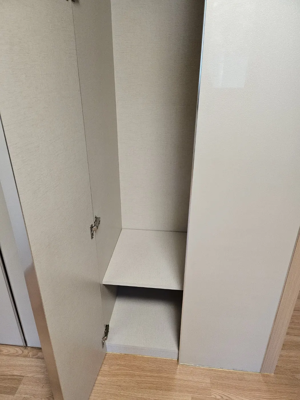 붙박이장 내부 — 대구동 입주청소 현장