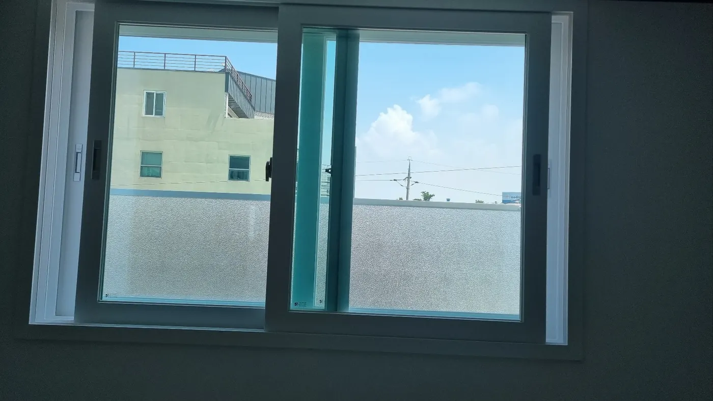 창호·유리 마감 — 조양동 입주청소 현장
