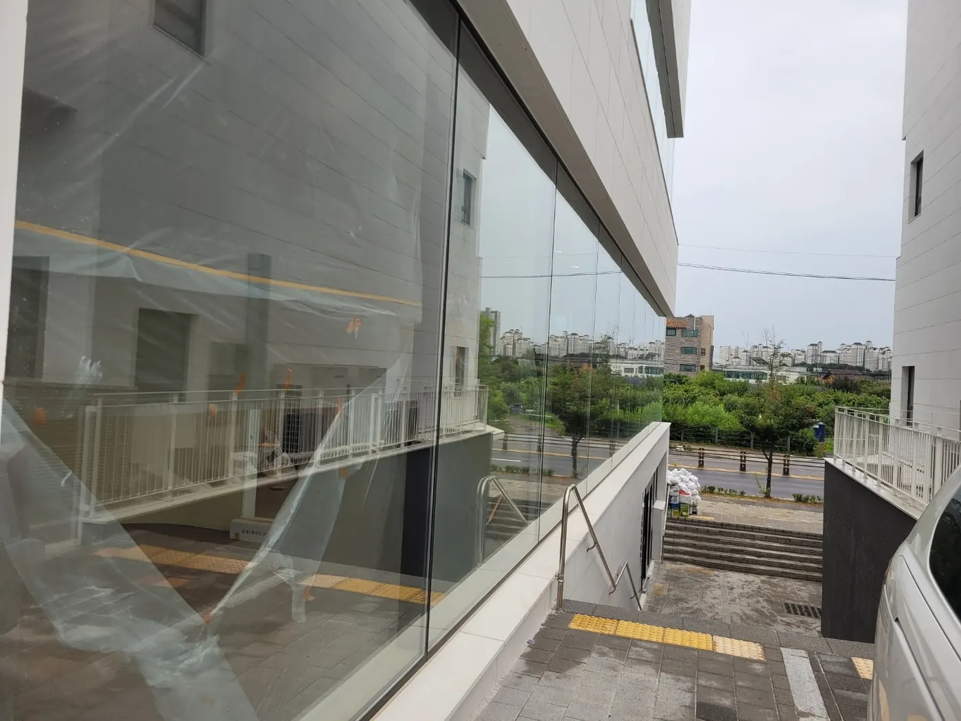 창호 마감 확인 — 강릉시 준공청소 현장