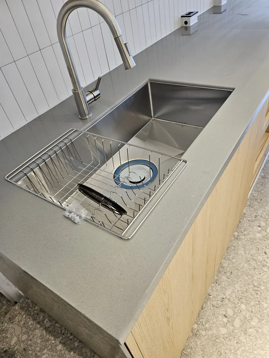 창호 마감 확인 — 속초시 준공청소 현장
