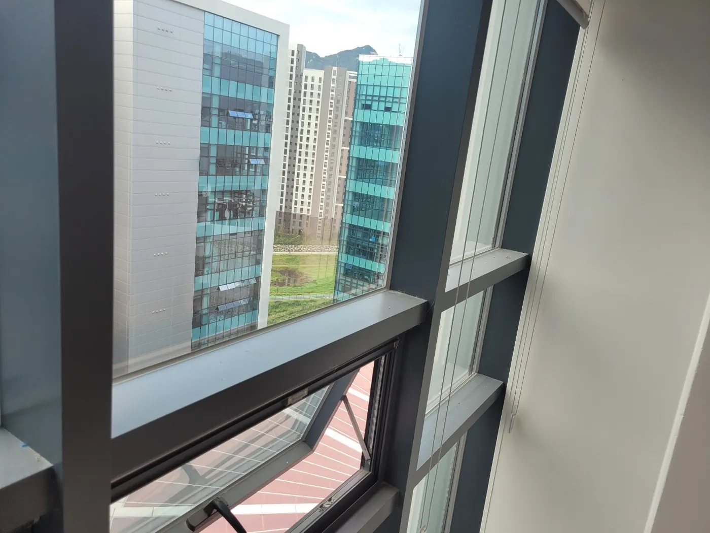 창호 프레임 마감 — 원남면 사무실청소 현장