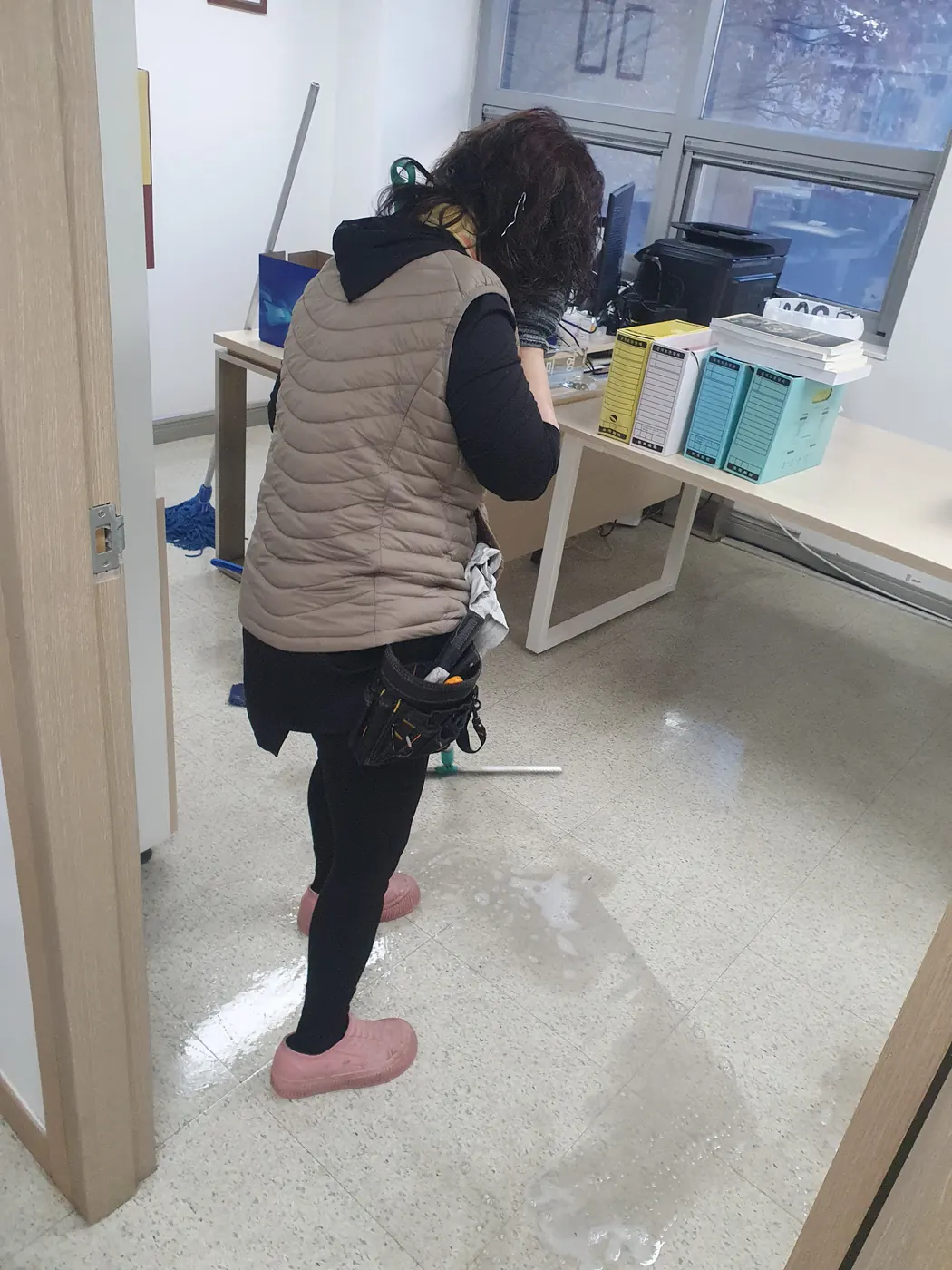 바닥 세정 진행 — 원주시 사무실청소 현장