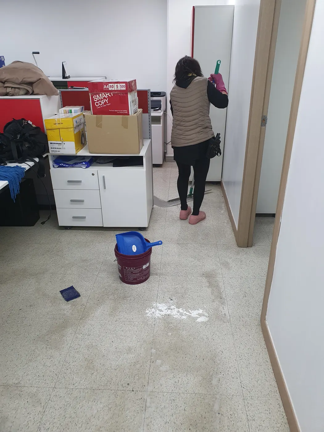 바닥 세정 진행 — 영월군 사무실청소 현장