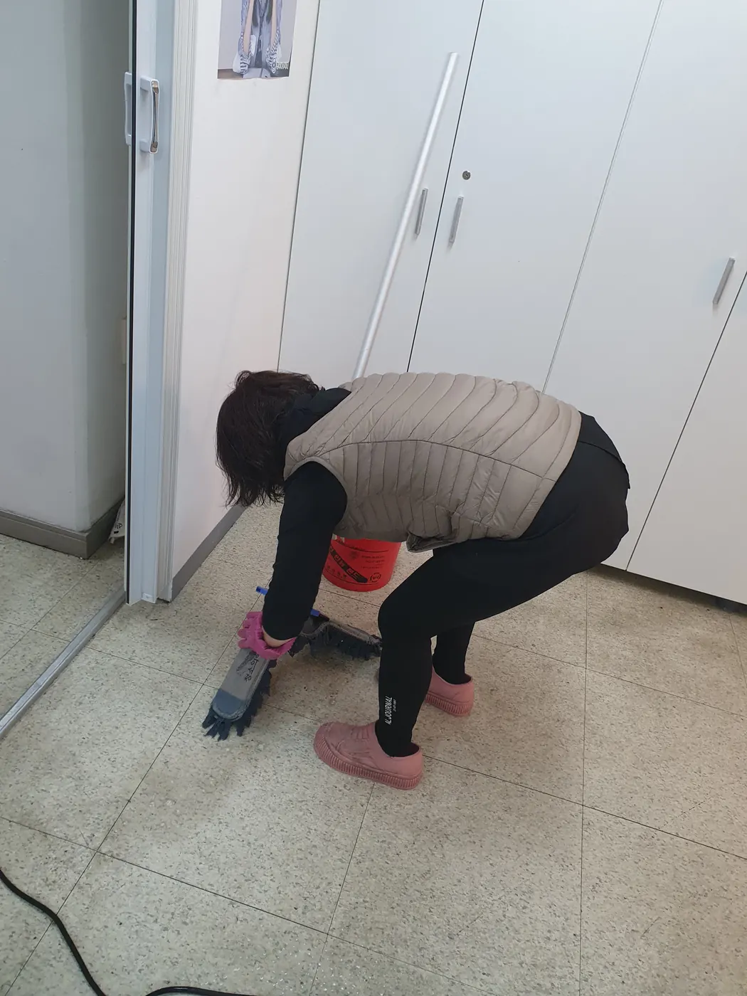 바닥 물걸레 마감 — 정선군 사무실청소 현장