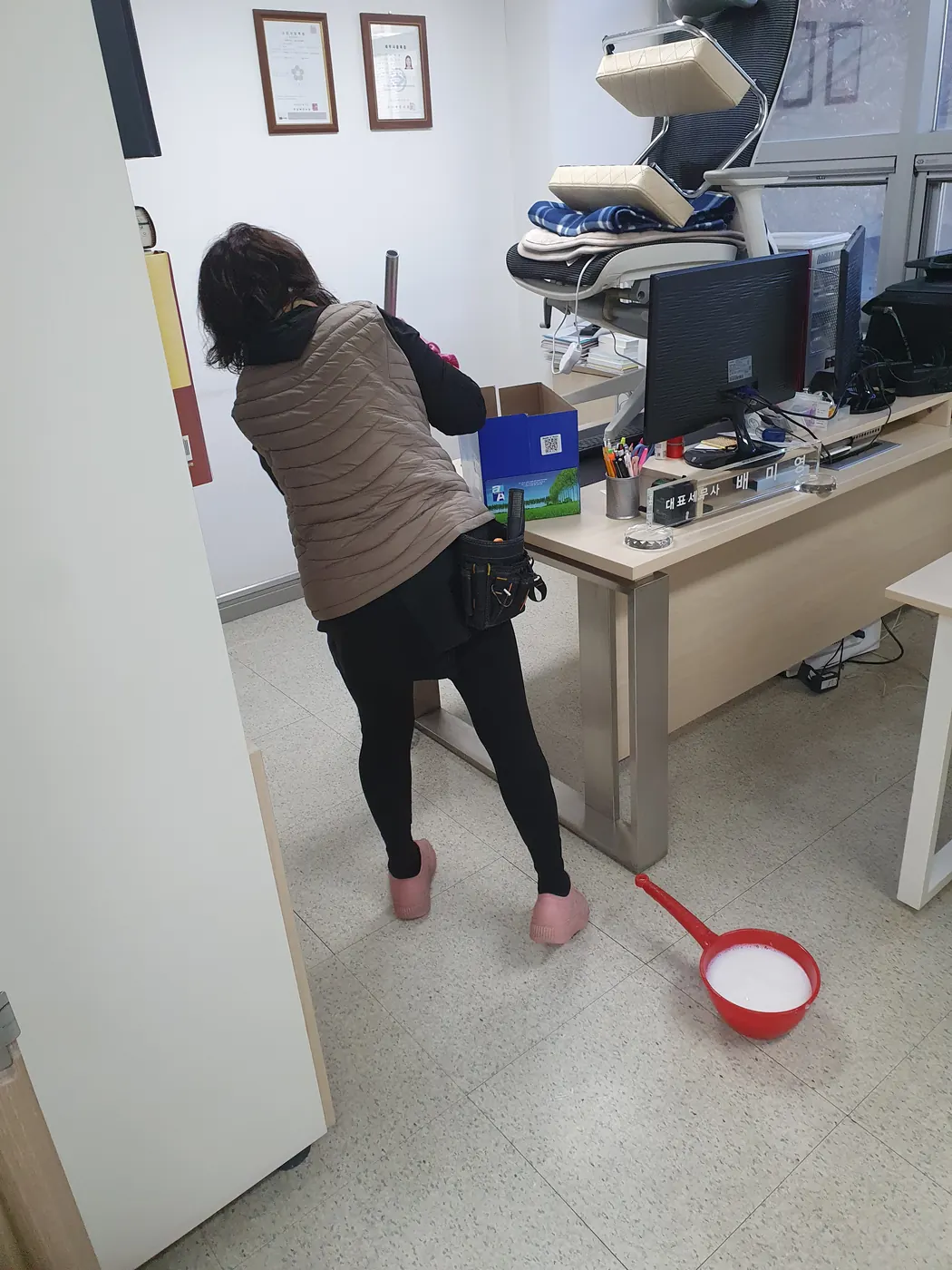 바닥 세정 진행 — 백산동 사무실청소 현장