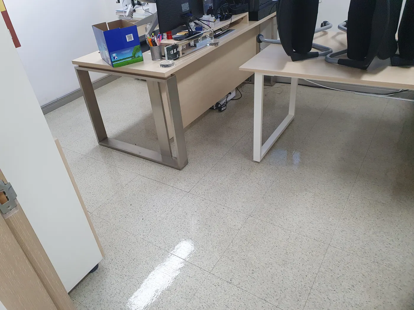바닥 세정 진행 — 인제군 사무실청소 현장