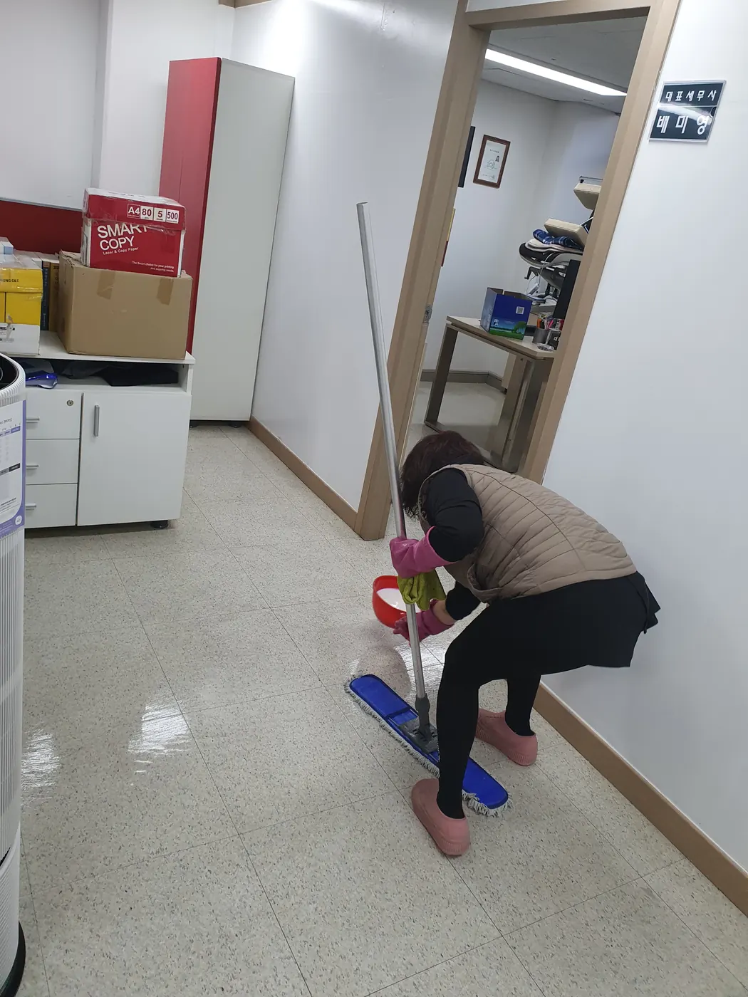 바닥 세정 진행 — 양구군 사무실청소 현장