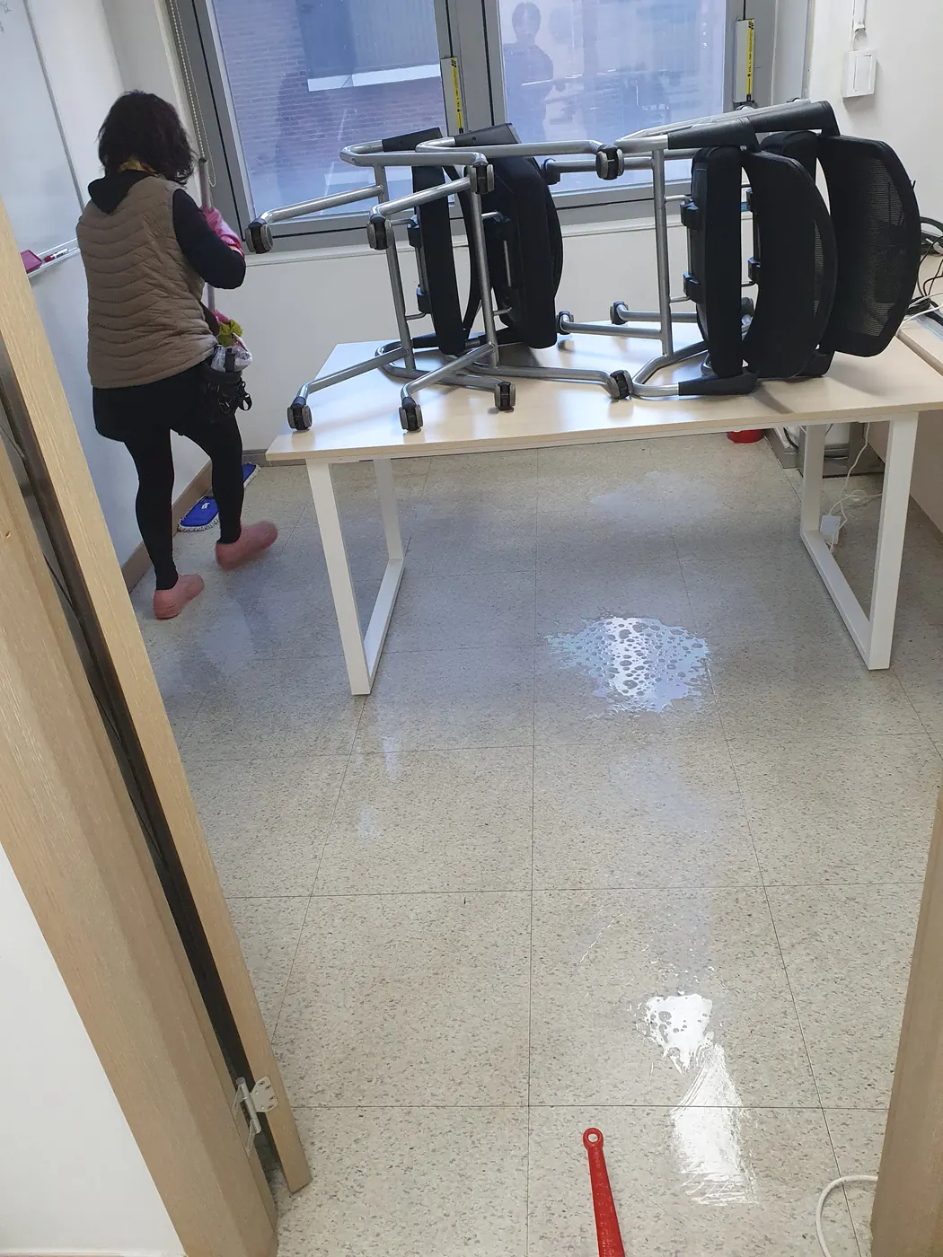 바닥 세정 진행 — 화천군 사무실청소 현장