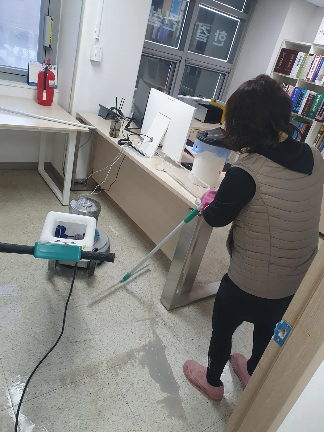 바닥 폴리셔 작업 — 강릉시 사무실청소 현장