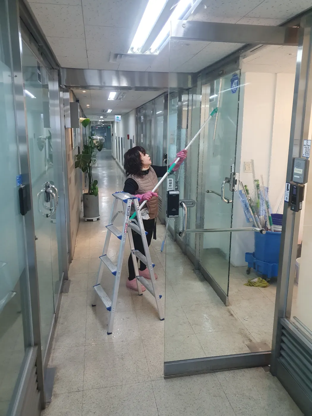 외부 유리 작업 — 철원군 사무실청소 현장