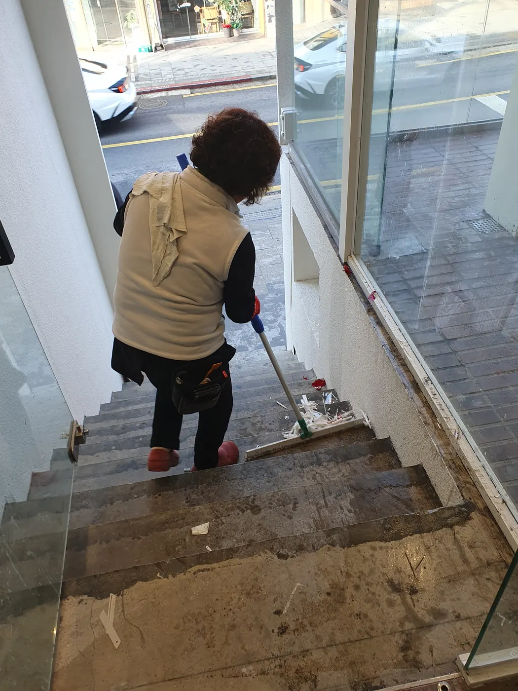 우산동 식당청소 시공 현장 — 주방 바닥 세정