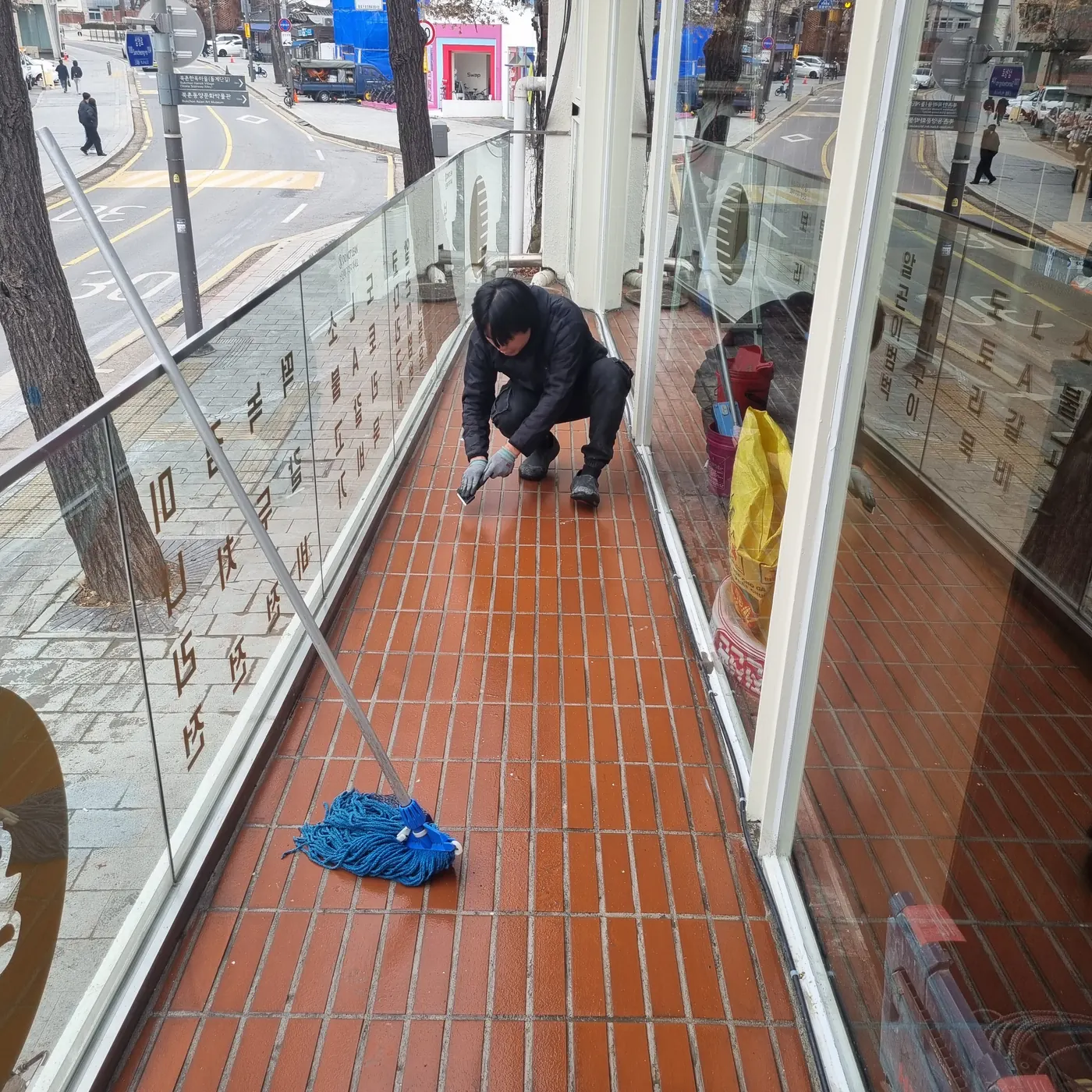 노암동 식당청소 시공 현장 — 바닥 마감 상태