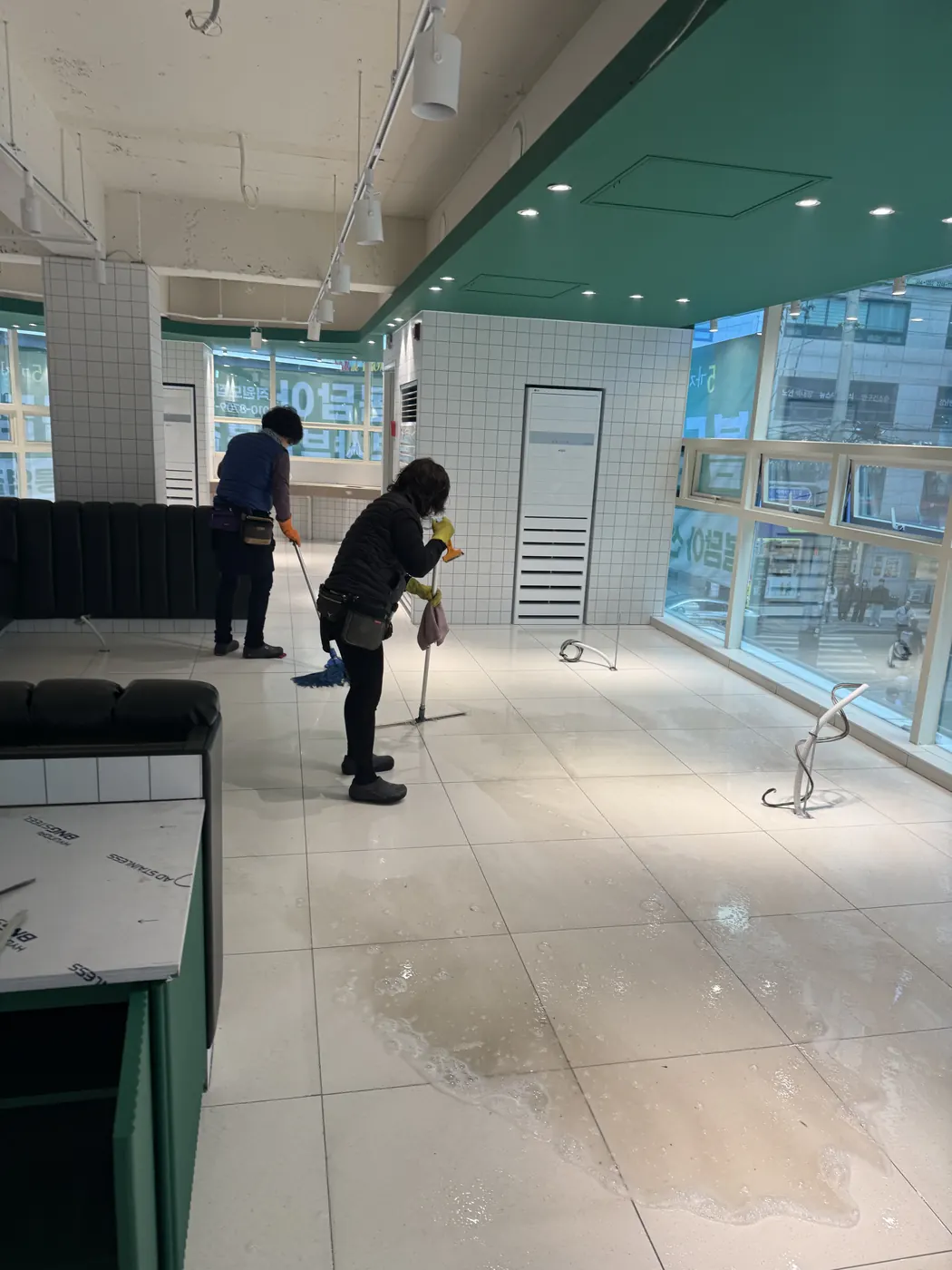 화천군 식당청소 시공 현장 — 주방 바닥 세정