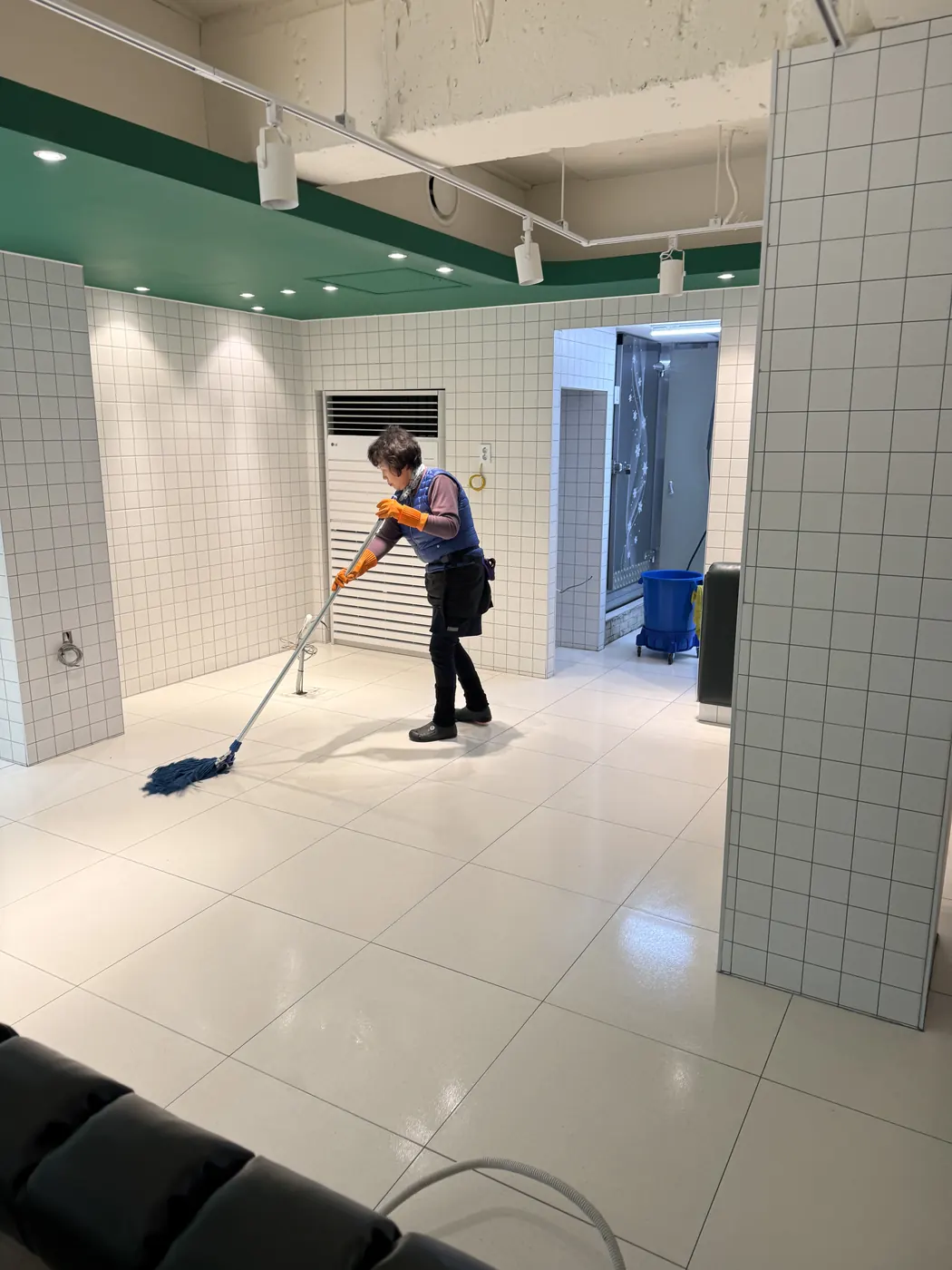 교동 식당청소 시공 현장 — 주방 바닥 세정