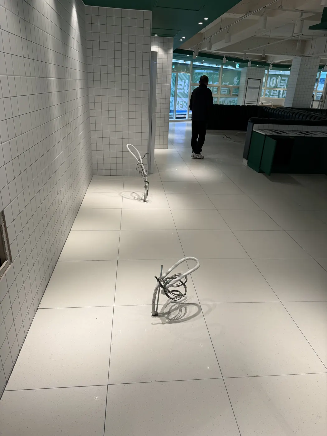 태백시 식당청소 시공 현장 — 바닥 마감 상태