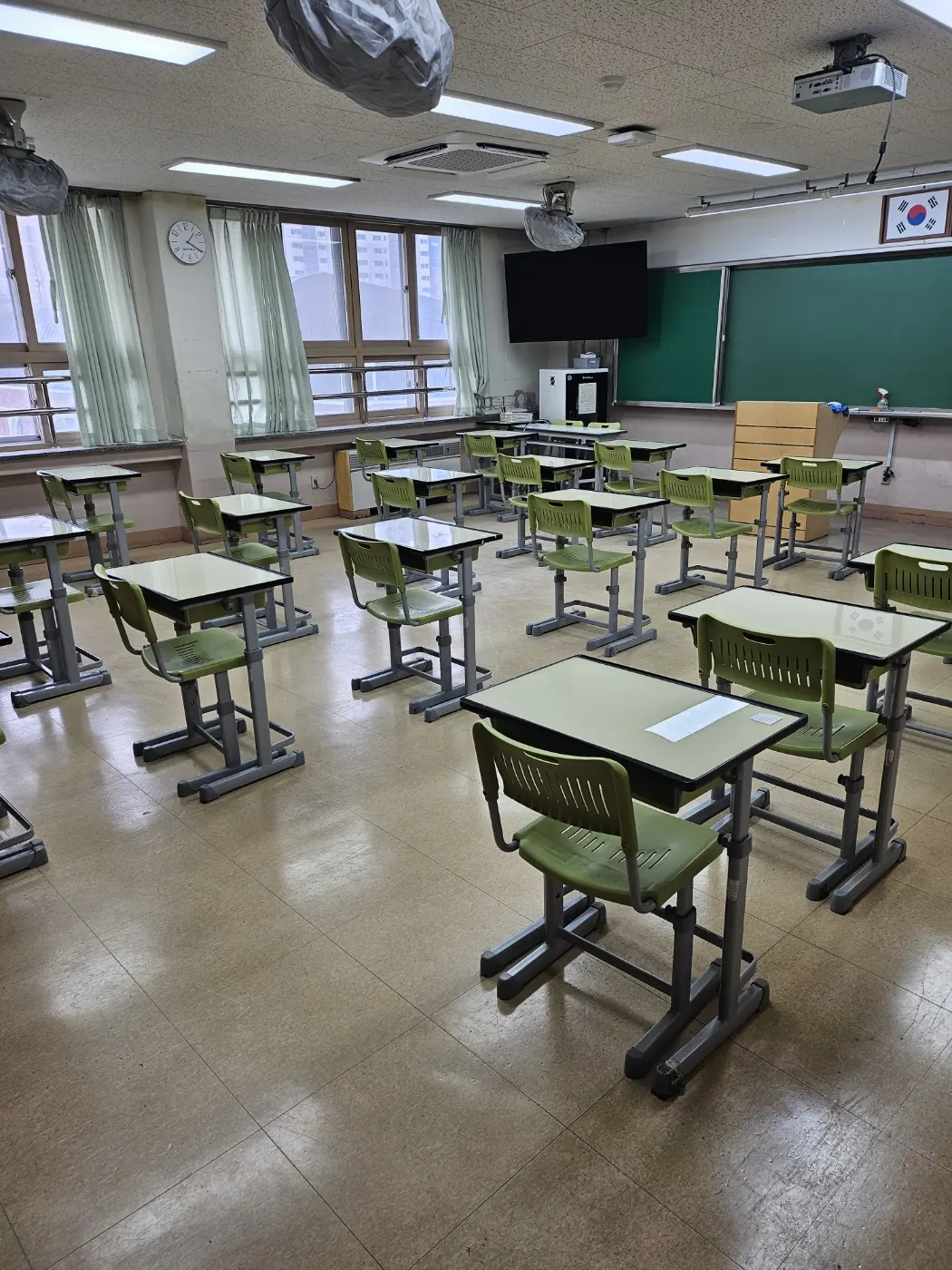 근북면 학교청소 시공 현장 — 교실 정리
