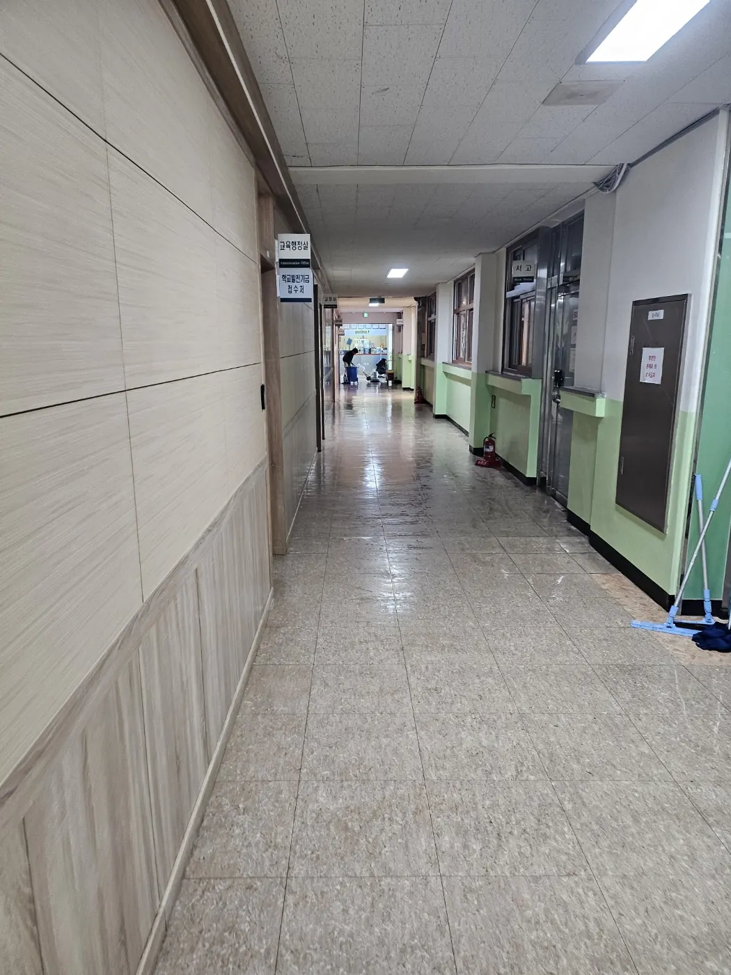 동해시 학교청소 시공 현장 — 복도 관리
