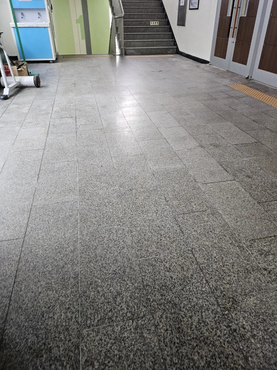 철원군 학교청소 시공 현장 — 복도 관리