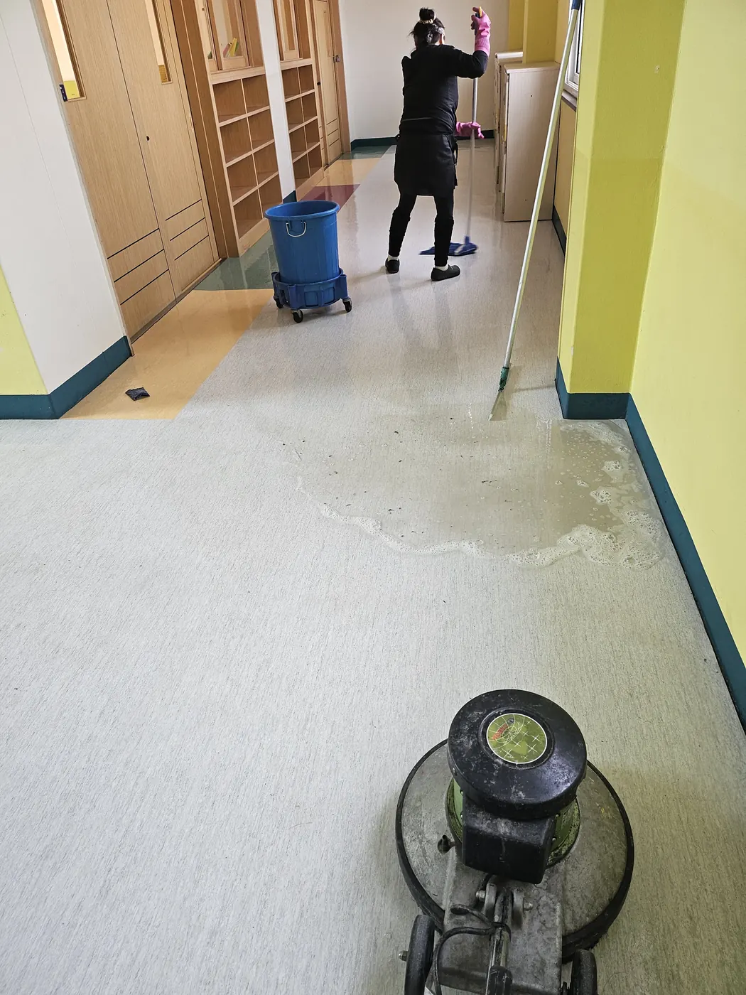 바닥 기계 세정 — 동해시 학교청소 현장
