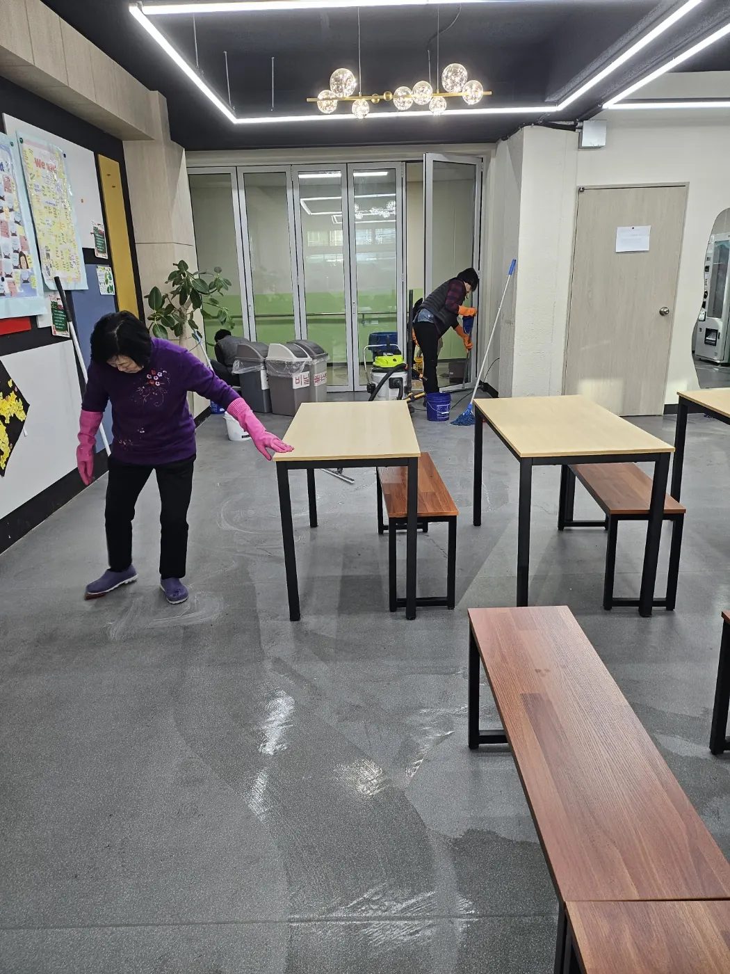 바닥 물걸레 마감 — 원주시 학교청소 현장