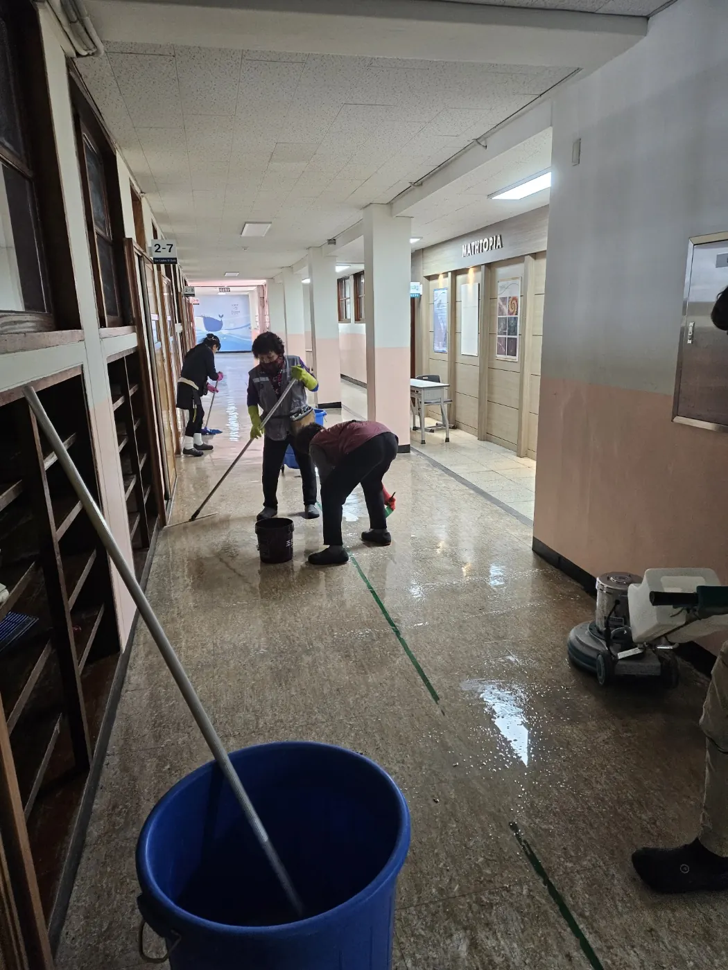 바닥 물걸레 마감 — 평창군 학교청소 현장