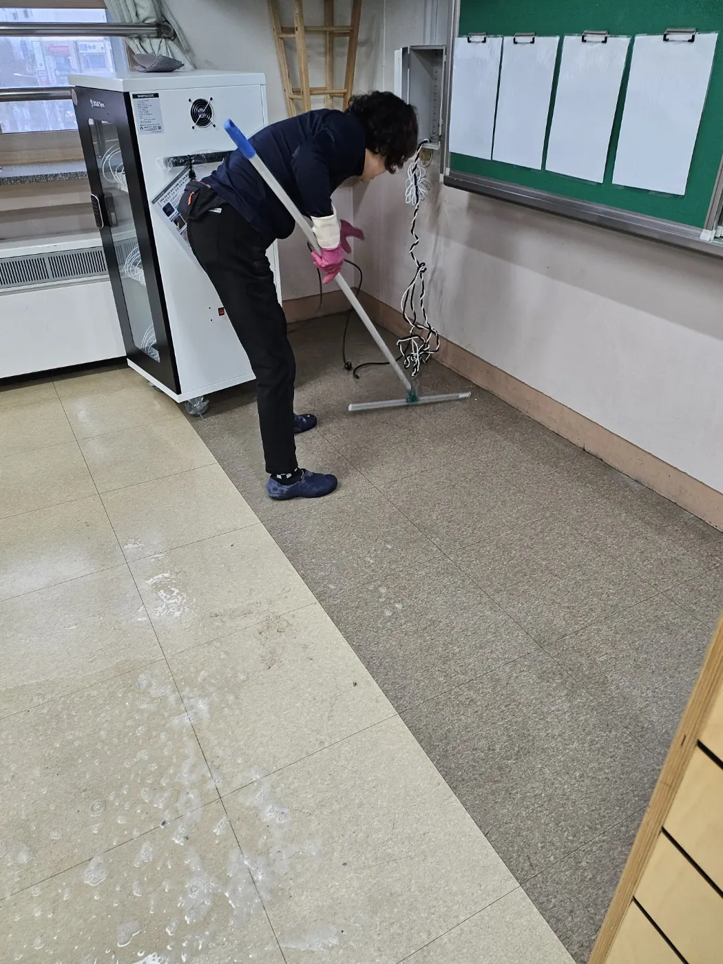 세정 진행 — 철원군 학교청소 현장