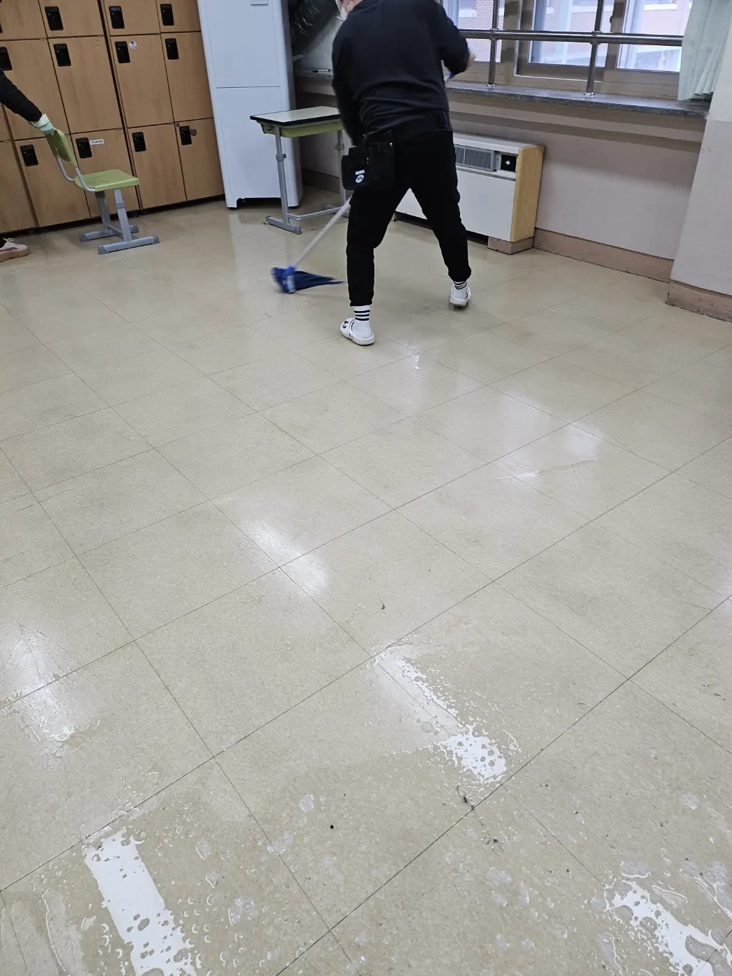 바닥 물걸레 마감 — 춘천시 학교청소 현장