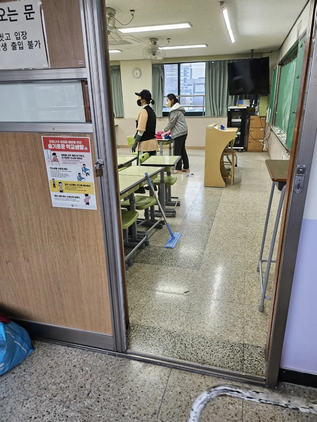 바닥 물걸레 마감 — 속초시 학교청소 현장